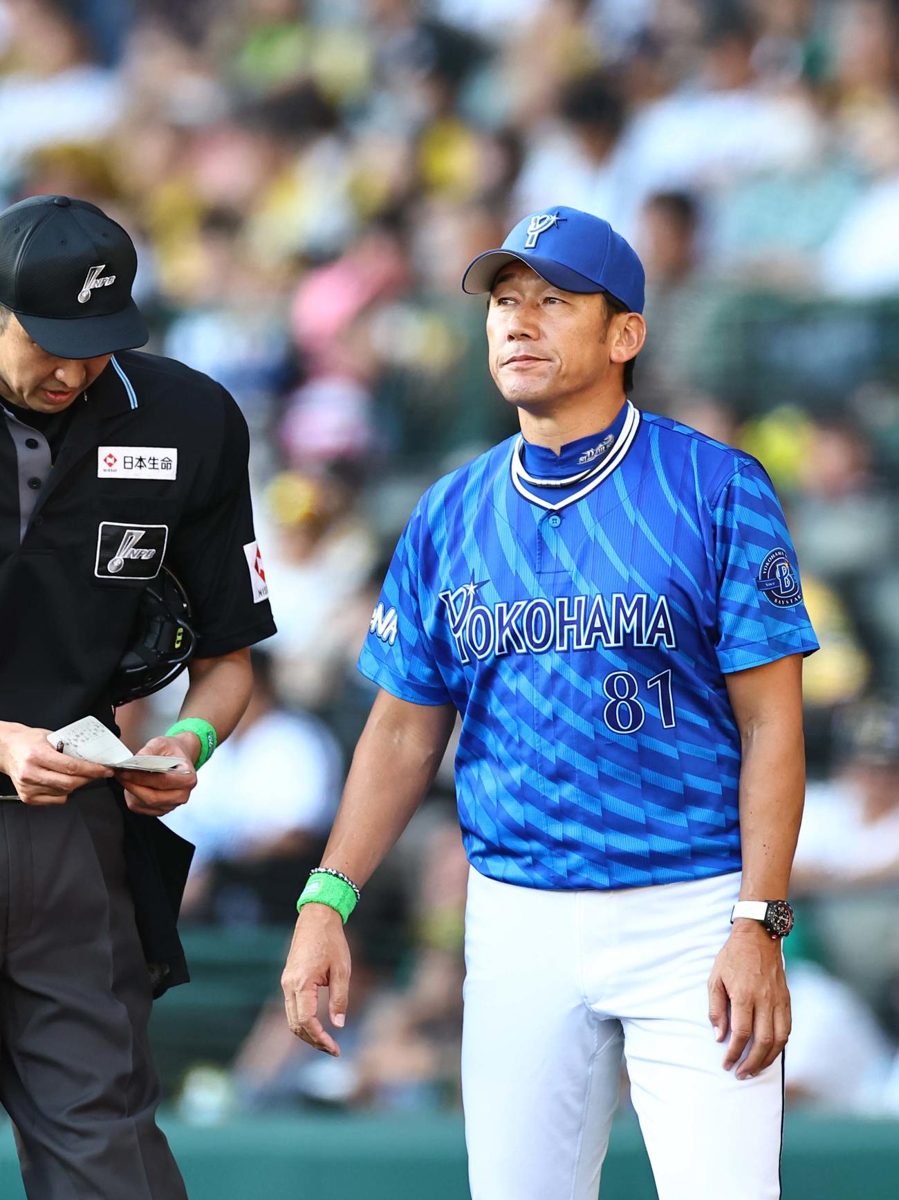 阪神対DeNA　選手交代を告げる三浦監督（撮影・上田博志）