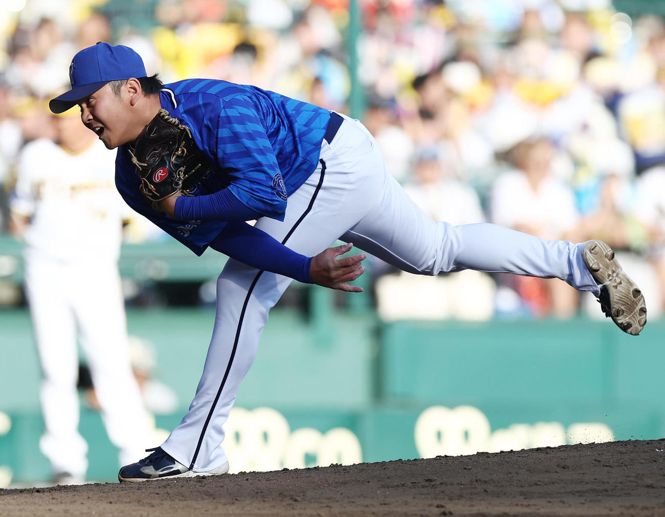 阪神対DeNA　力投するDeNA2番手の山崎（撮影・前田充）