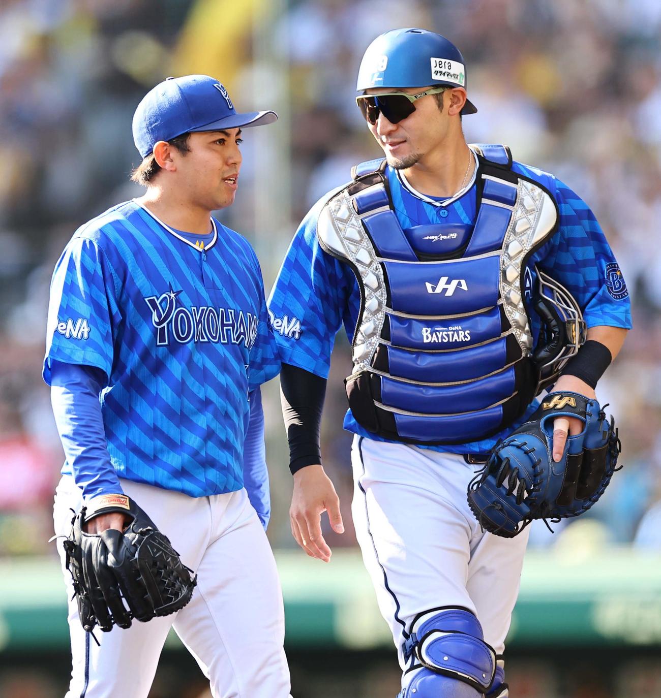 阪神対DeNA　初回を無失点に抑えた東（左）は伊藤と話しながらベンチに引き揚げる（撮影・上田博志）