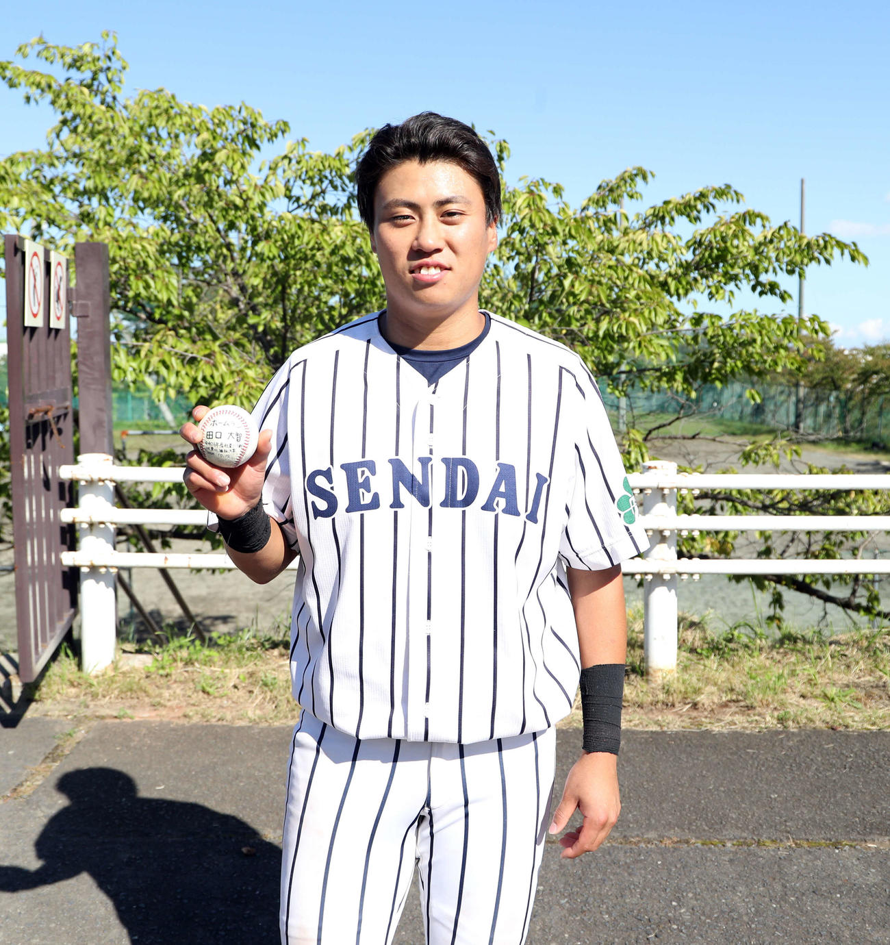 仙台大対東北福祉大　公式戦初本塁打を放ち、ホームランボールを手にする仙台大・田口（撮影・木村有優）