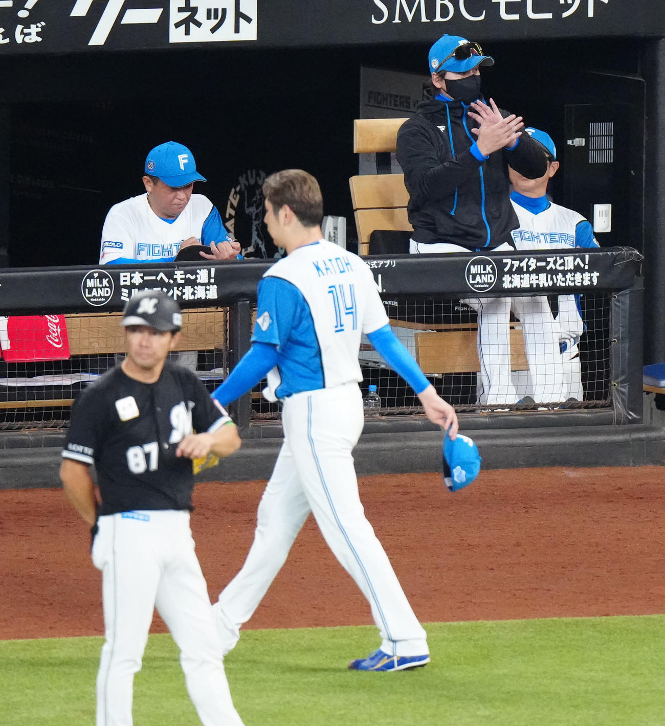日本ハム対ロッテ　7回表途中、降板する日本ハム先発加藤貴（手前右）をねぎらう新庄監督（右）（撮影・江口和貴）