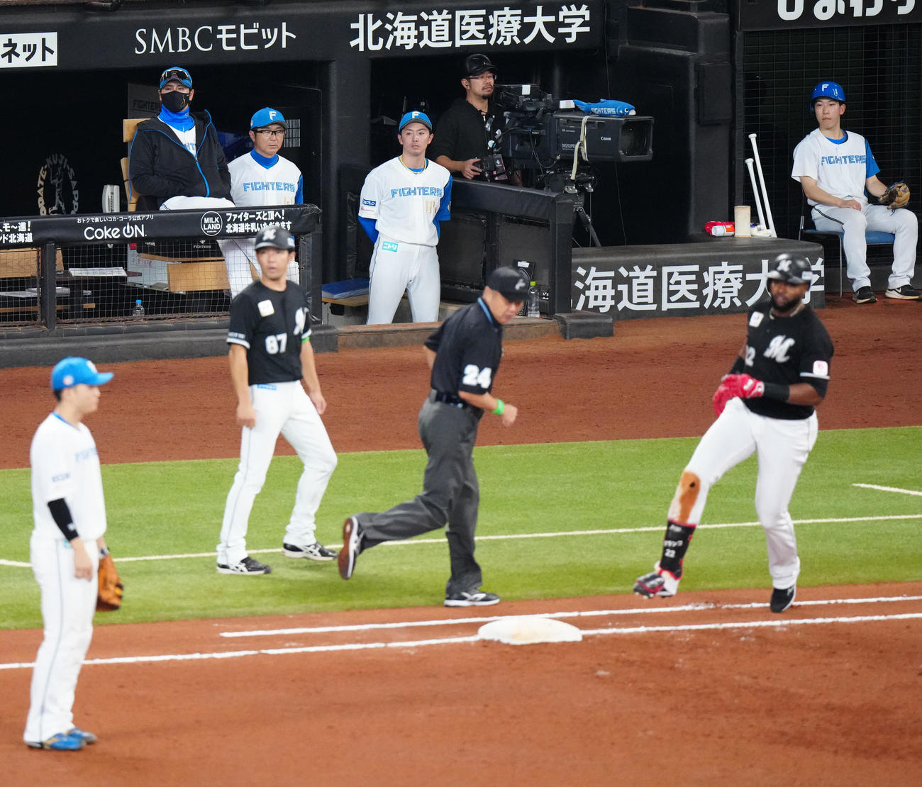 日本ハム対ロッテ　7回表ロッテ無死、加藤貴がポランコ（手前右）にソロ本塁打を浴び、ベンチから見つめる新庄監督（後方左端）（撮影・江口和貴）