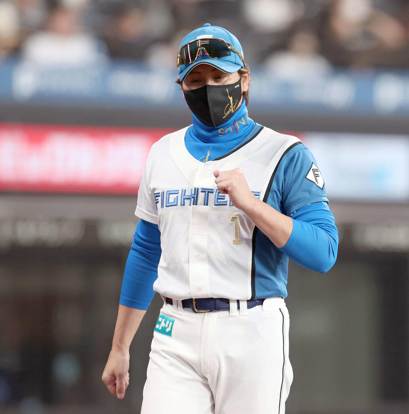 パ・クライマックスシリーズ（CS）ファーストステージ第1戦　日本ハム対ロッテ　投手交代を告げる新庄監督（撮影・黒川智章）