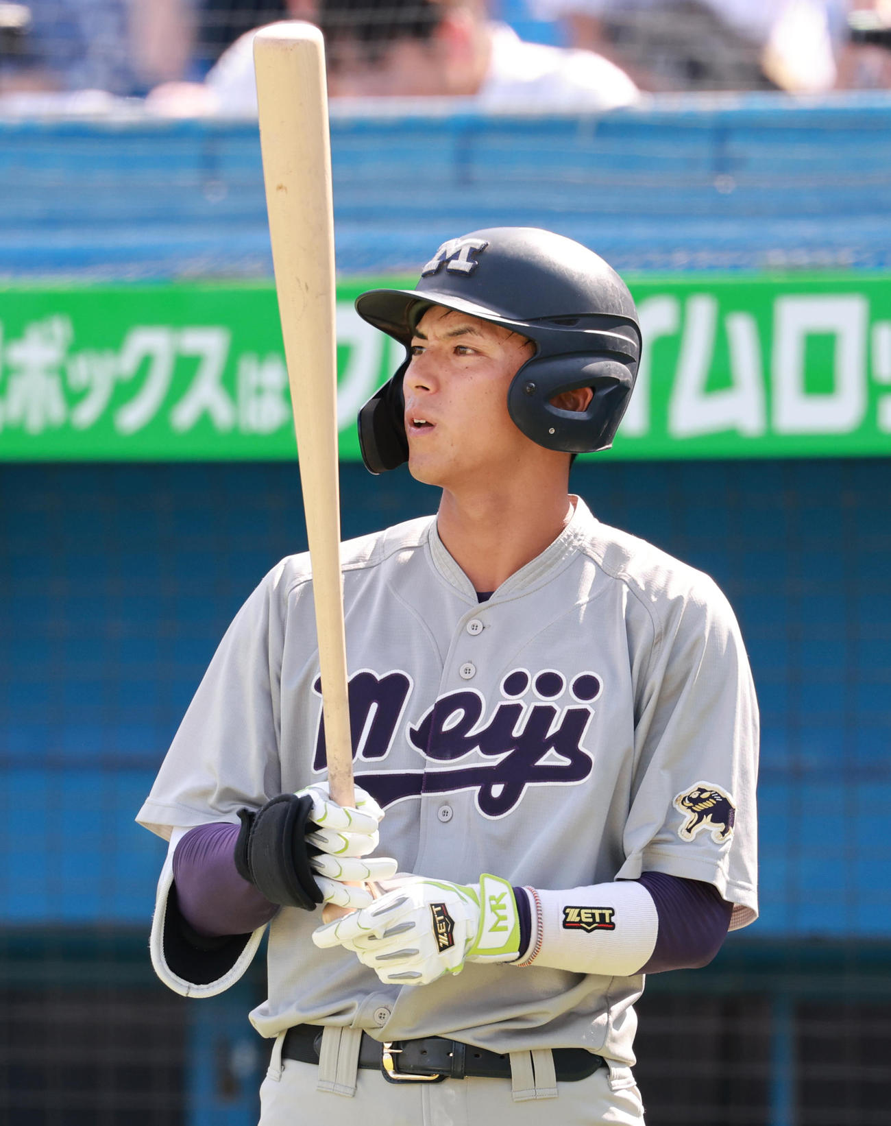 明大対立大　打席を待つ明大・宗山（撮影・野上伸悟）