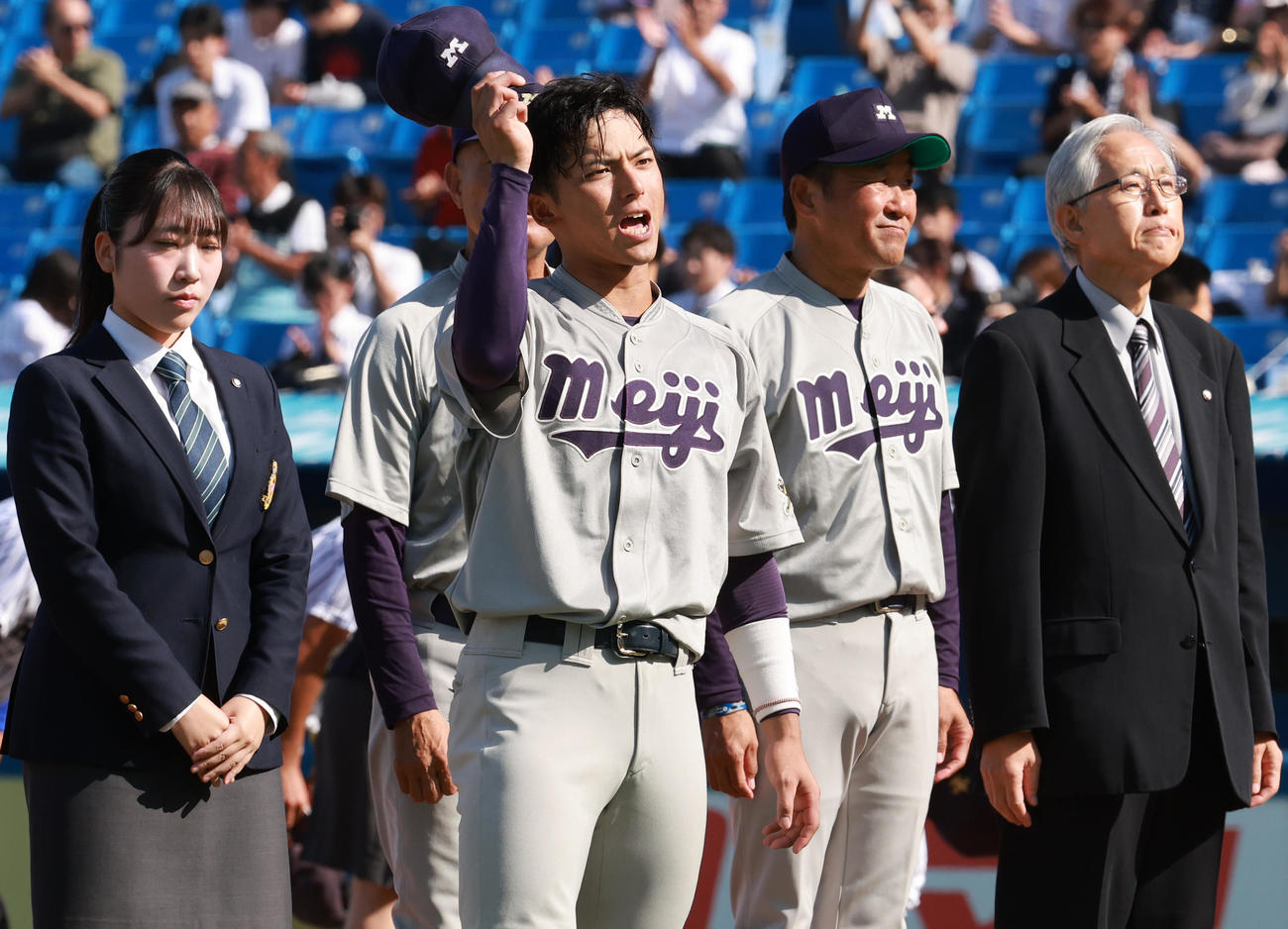 明大対立大　試合後に応援席にあいさつする明大・宗山（撮影・野上伸悟）
