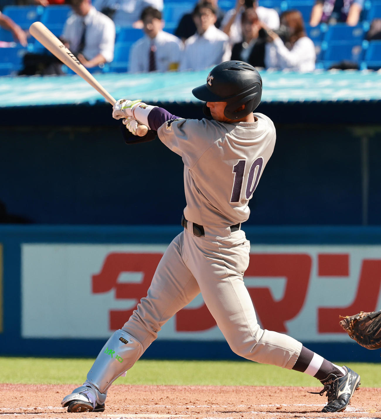 明大対立大　6回表明大1死満塁、中前適時打を放つ宗山（撮影・野上伸悟）
