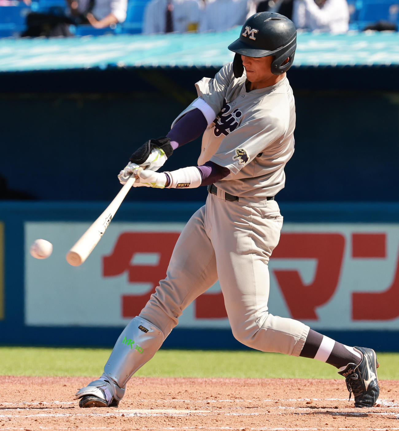 明大対立大　6回表明大1死満塁、中前適時打を放つ宗山（撮影・野上伸悟）