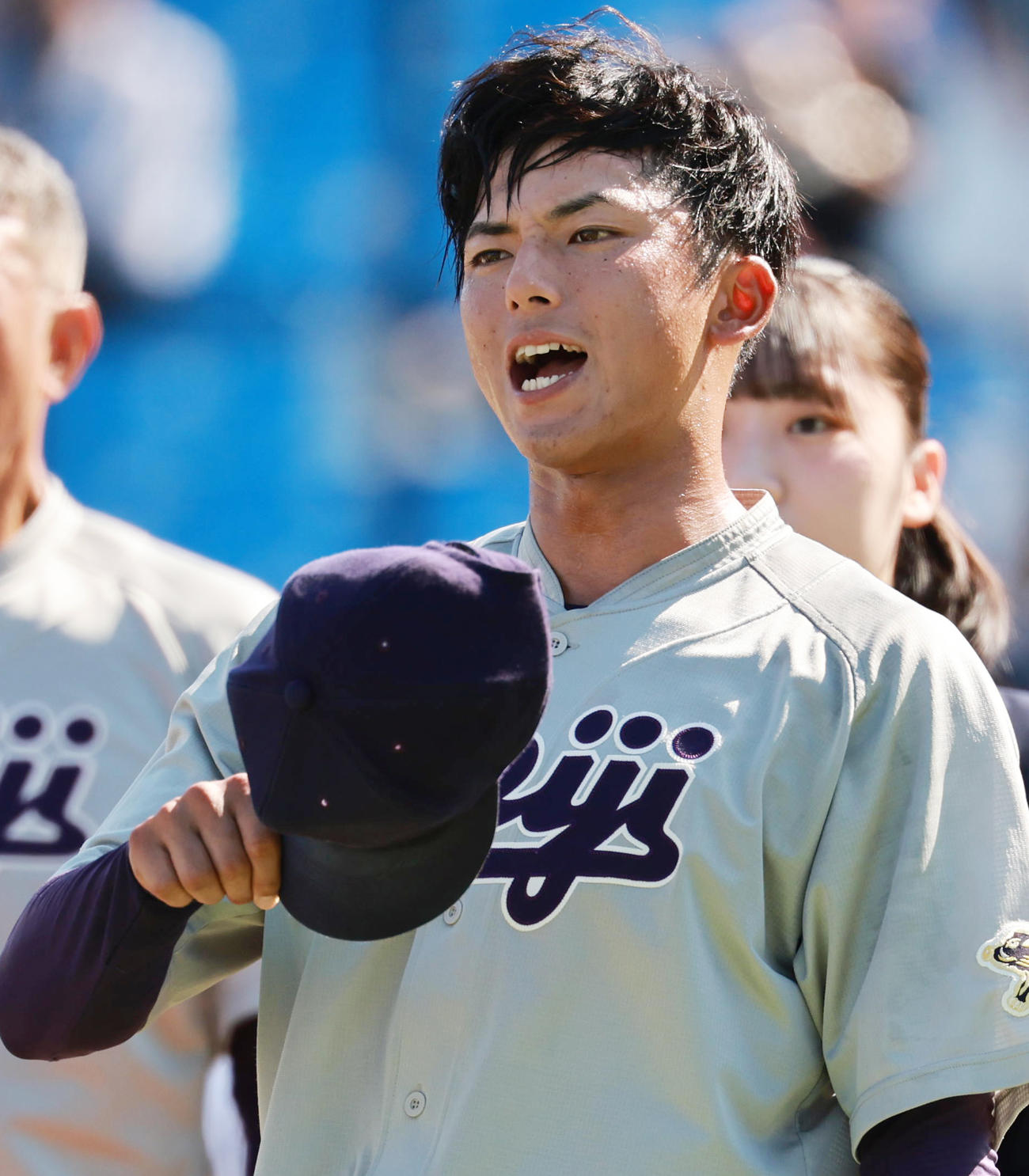 明大対立大　試合前に応援席にあいさつする明大・宗山（撮影・野上伸悟）
