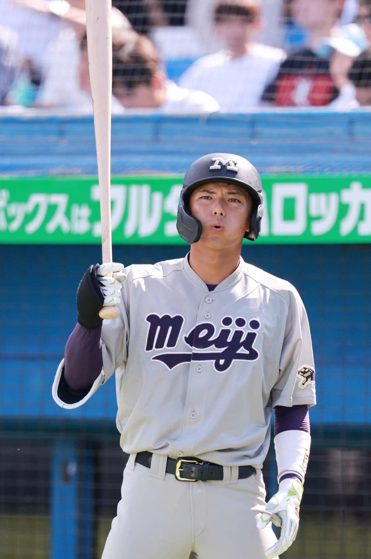 明大対立大　打席を待つ明大・宗山（撮影・野上伸悟）