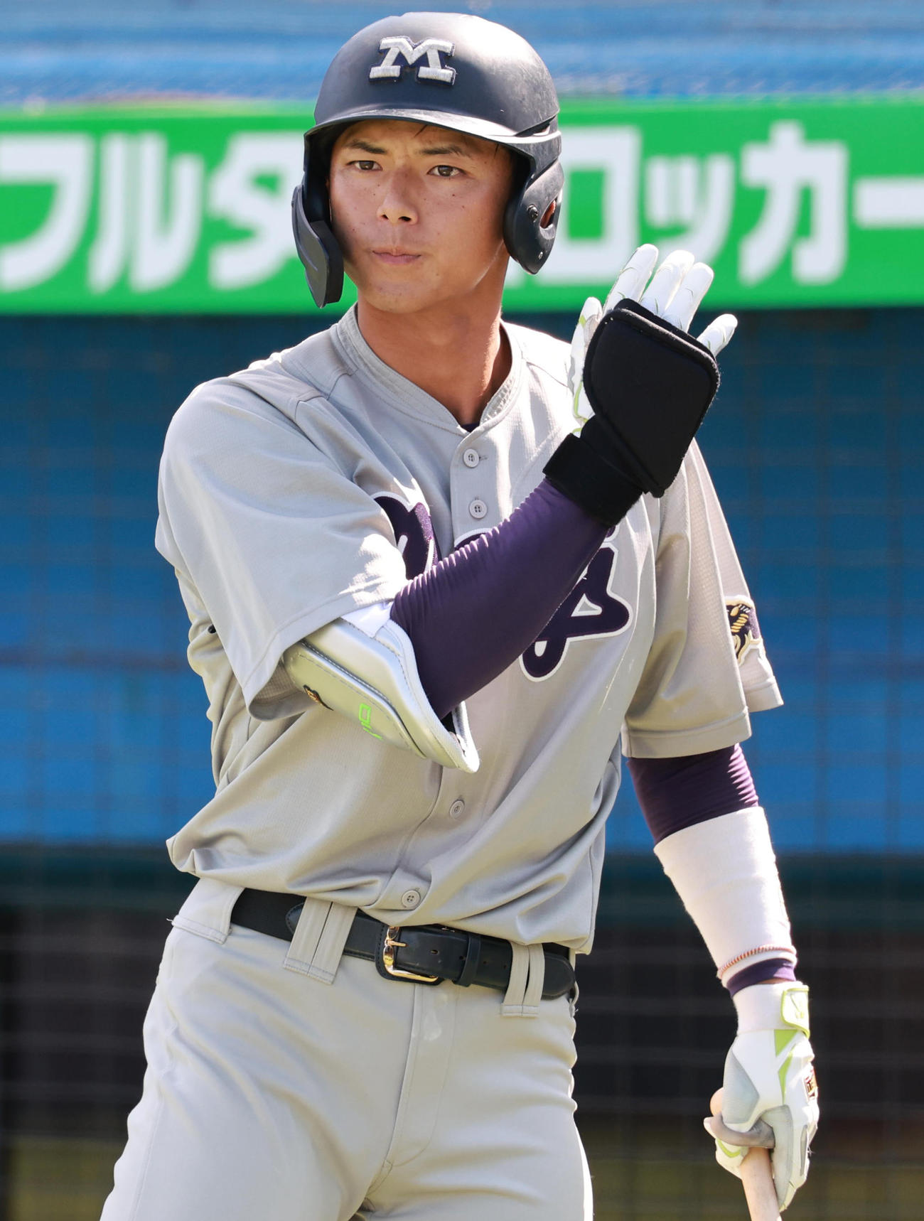 明大対立大　打席を待つ明大・宗山（撮影・野上伸悟）
