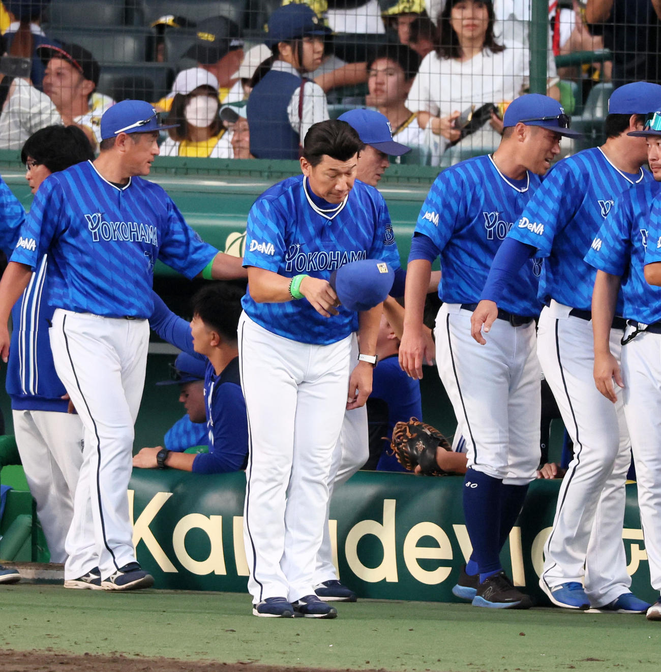 阪神対DeNA　阪神に勝利しスタンドへ一礼する三浦監督（撮影・加藤哉）