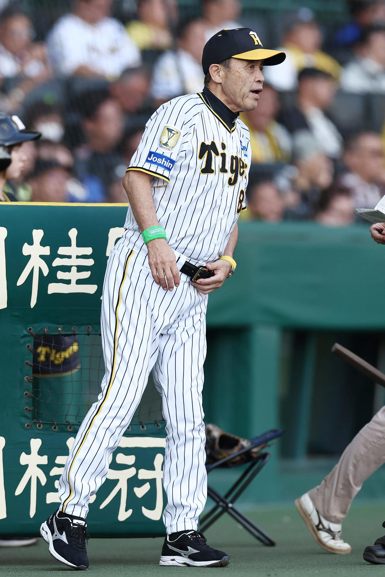 阪神対DeNA 7回裏を終え、選手交代を告げる阪神岡田監督（撮影・前田充）