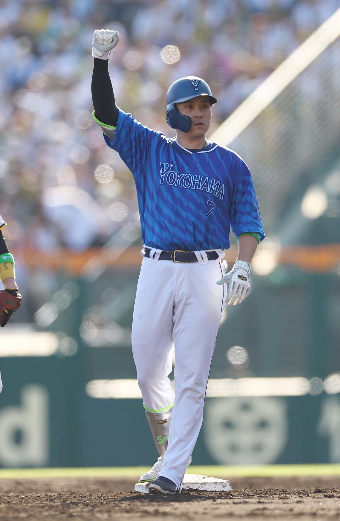 阪神対DeNA 3回表DeNA無死一塁、佐野は二塁打を放つ（撮影・上田博志）