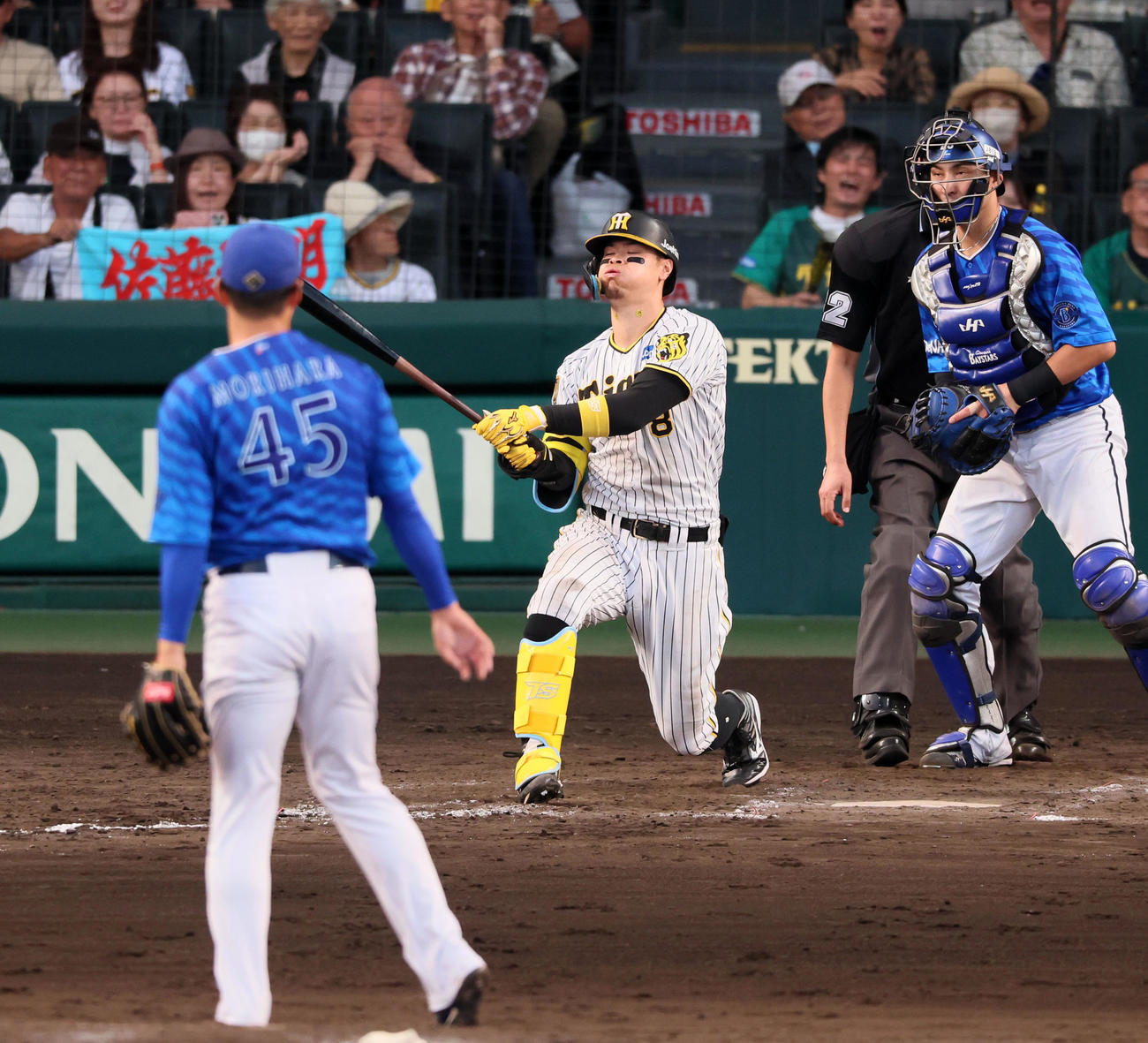 阪神対DeNA 9回裏阪神無死一塁、3つ目の三振に倒れる佐藤輝。投手森原（撮影・加藤哉）
