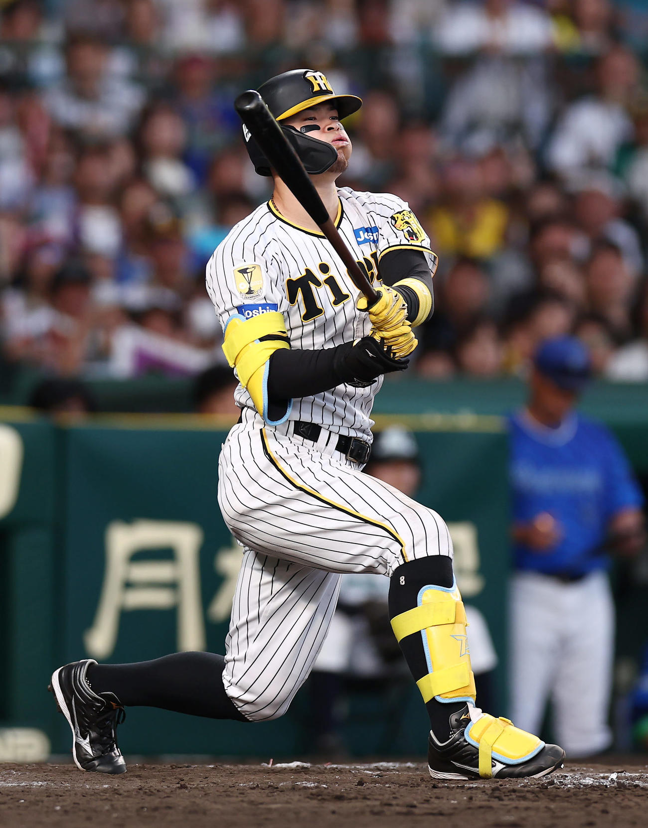 阪神対DeNA 9回裏阪神無死一塁、空振り三振に倒れる佐藤輝（撮影・前田充）