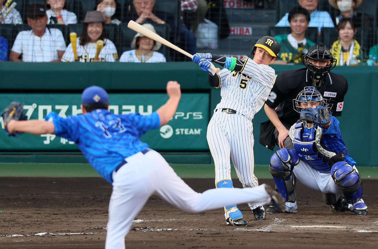 阪神対DeNA 8回裏阪神1死一塁、右前打を放つ近本。投手伊勢（撮影・加藤哉）