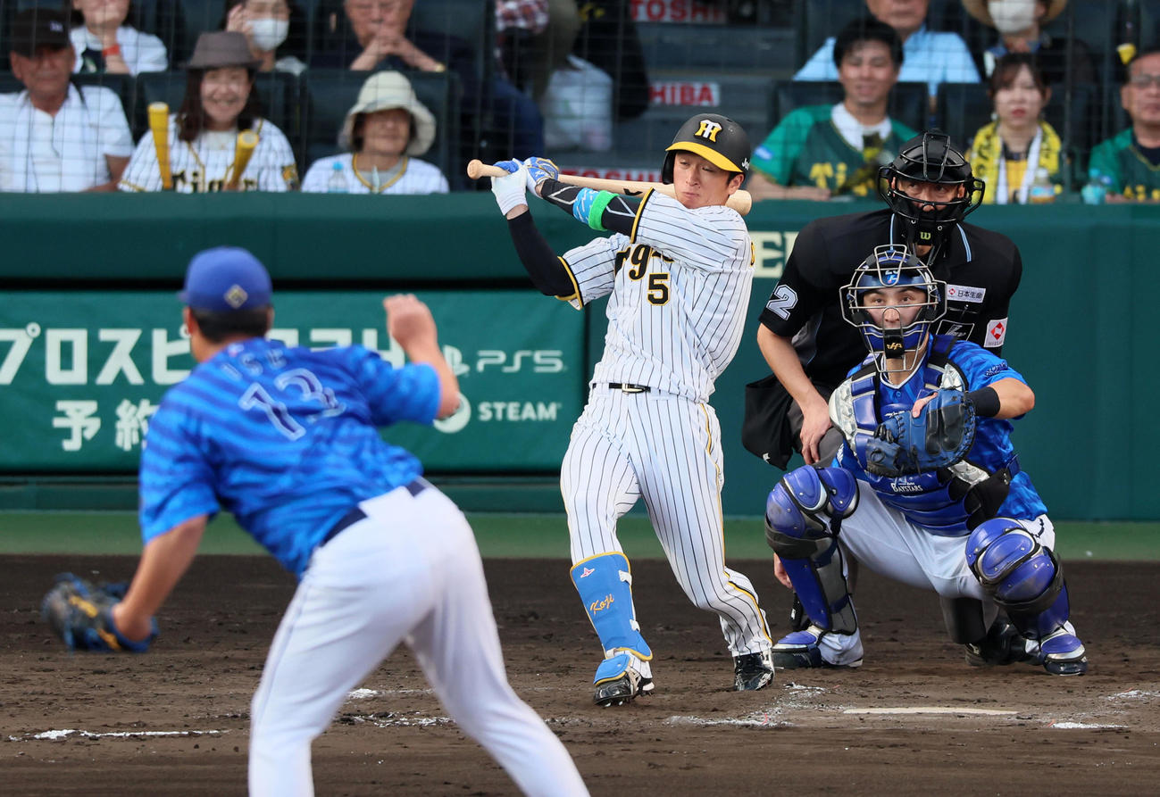 阪神対DeNA 8回裏阪神1死一塁、右前打を放つ近本。投手伊勢（撮影・加藤哉）