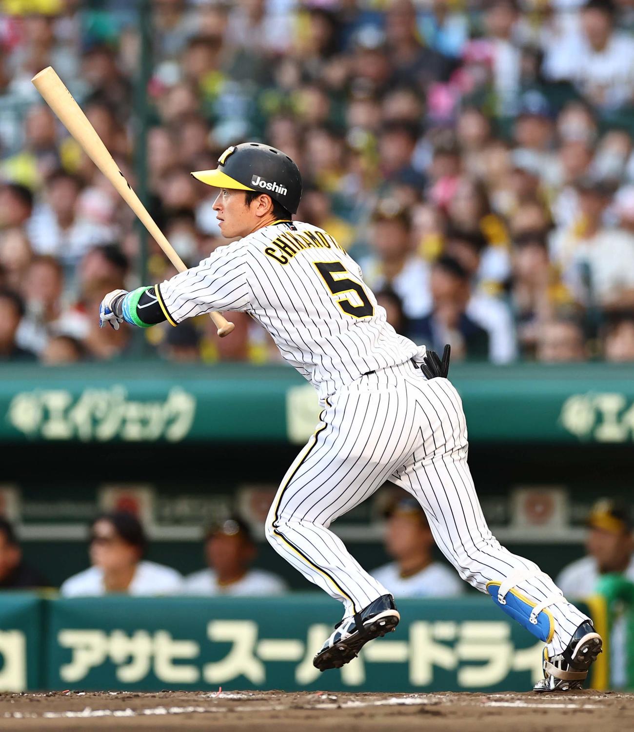 阪神対DeNA 8回裏阪神1死一塁、近本は右前打を放つ（撮影・上田博志）