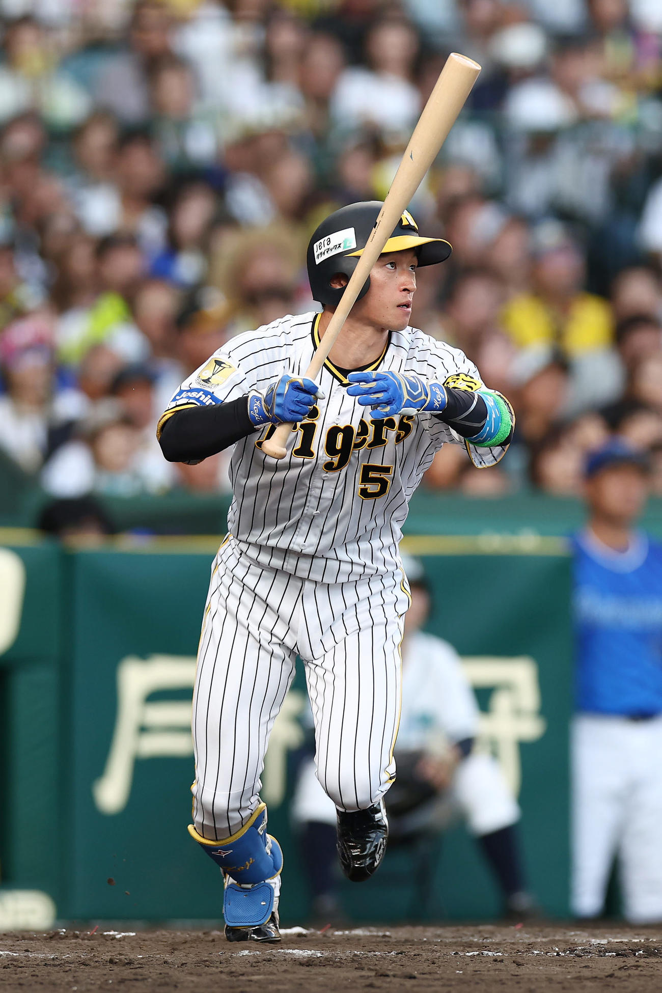 阪神対DeNA 8回裏阪神1死一塁、右前打を放つ近本（撮影・前田充）