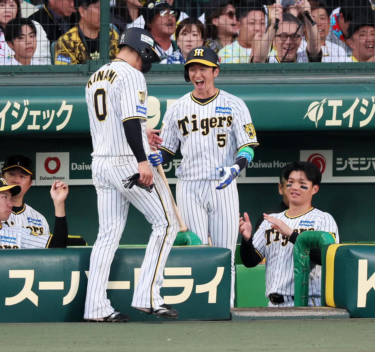 阪神対DeNA 9回裏阪神2死二、三塁、左へ適時打を放ち代走が送られてベンチへ戻った木浪（左）を笑顔で迎える近本（撮影・加藤哉）