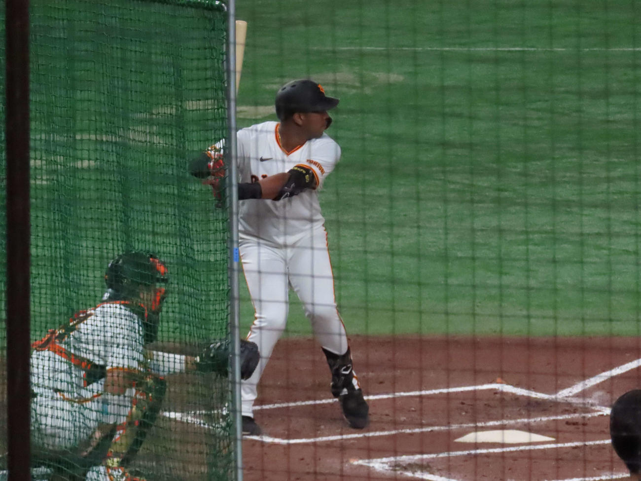 シート打撃で打席に立つ巨人オコエ（撮影・水谷京裕）