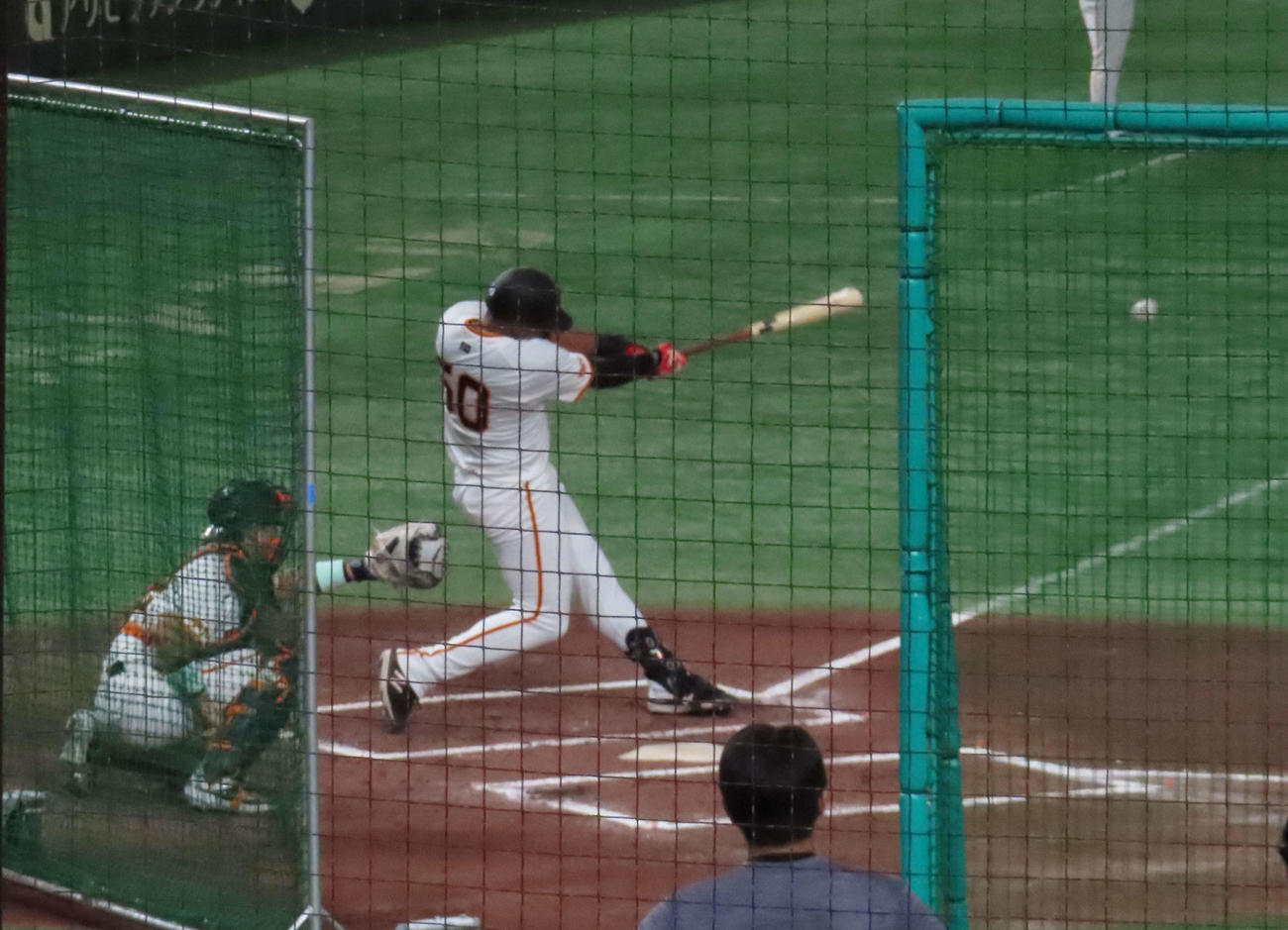 シート打撃で左翼線への二塁打を放つ巨人オコエ（撮影・水谷京裕）