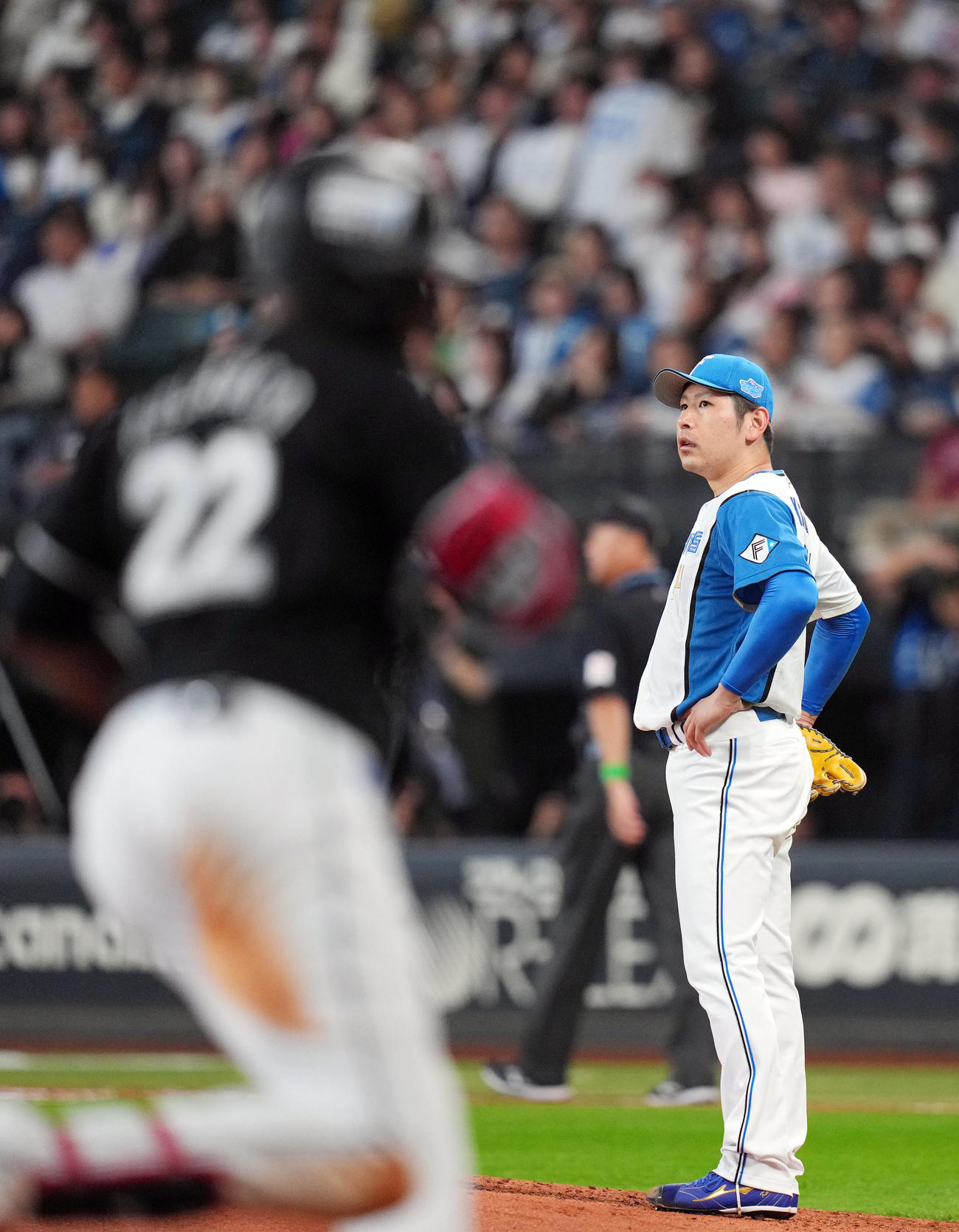 日本ハム対ロッテ　7回表ロッテ無死、ポランコ（手前）にソロ本塁打を打たれる日本ハム先発の加藤貴（撮影・狩俣裕三）
