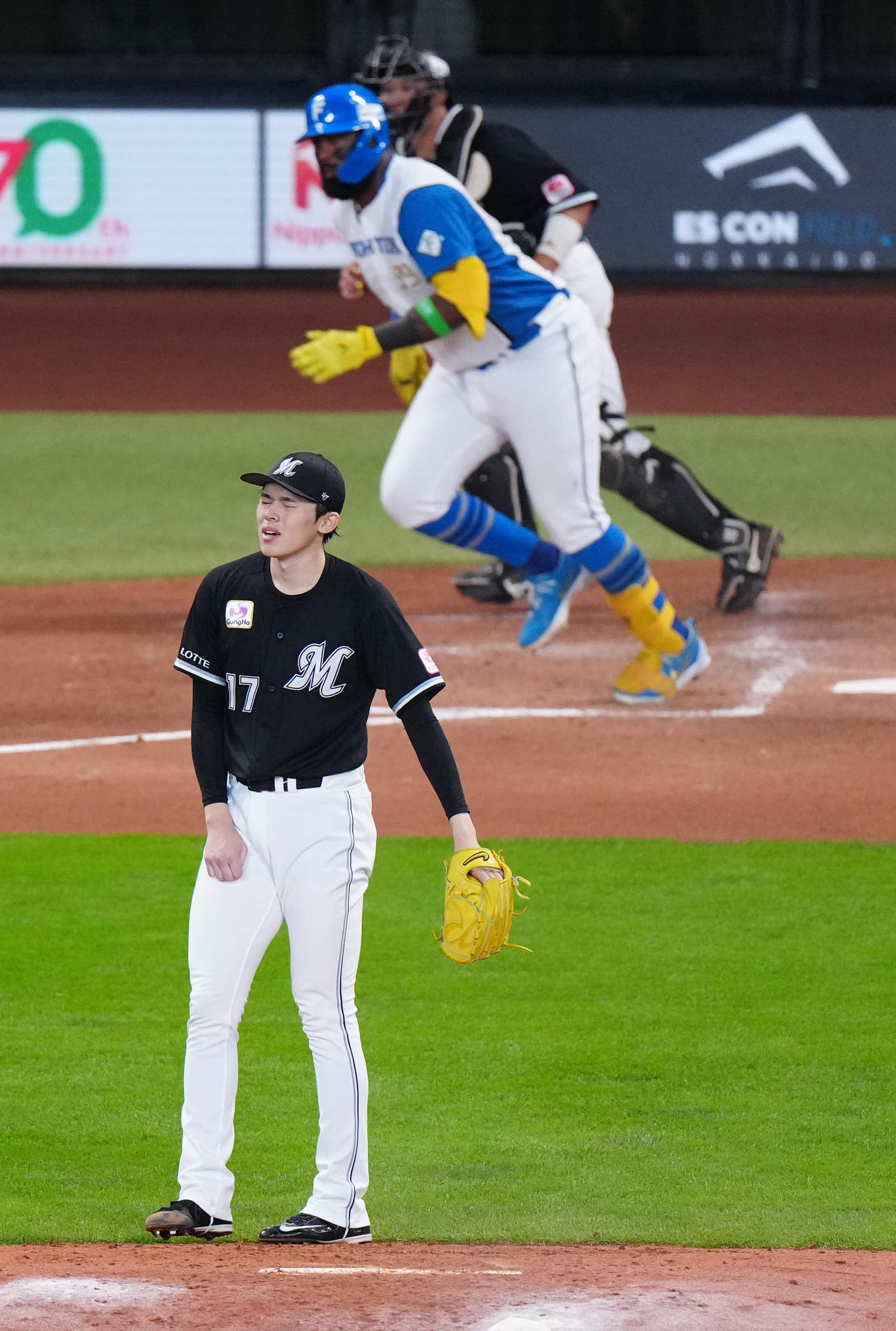 日本ハム対ロッテ　4回裏日本ハム無死、レイエス（後方）に右前打をを浴びる佐々木（撮影・江口和貴）