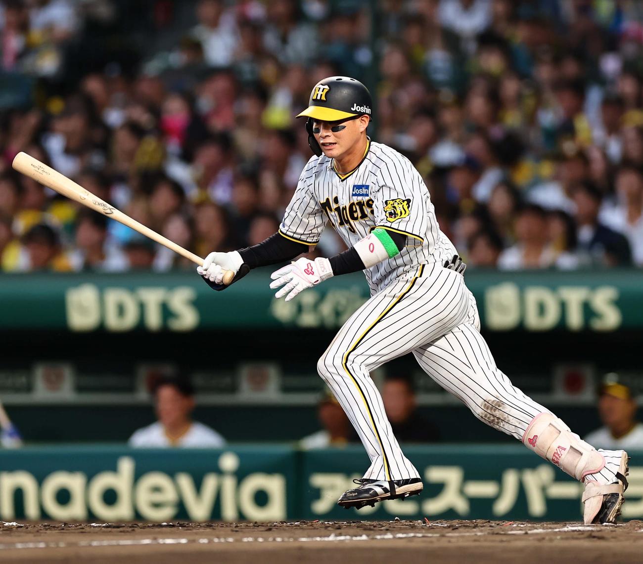 阪神対DeNA 9回裏阪神2死二、三塁、木浪は左前適時打を放つ（撮影・上田博志）