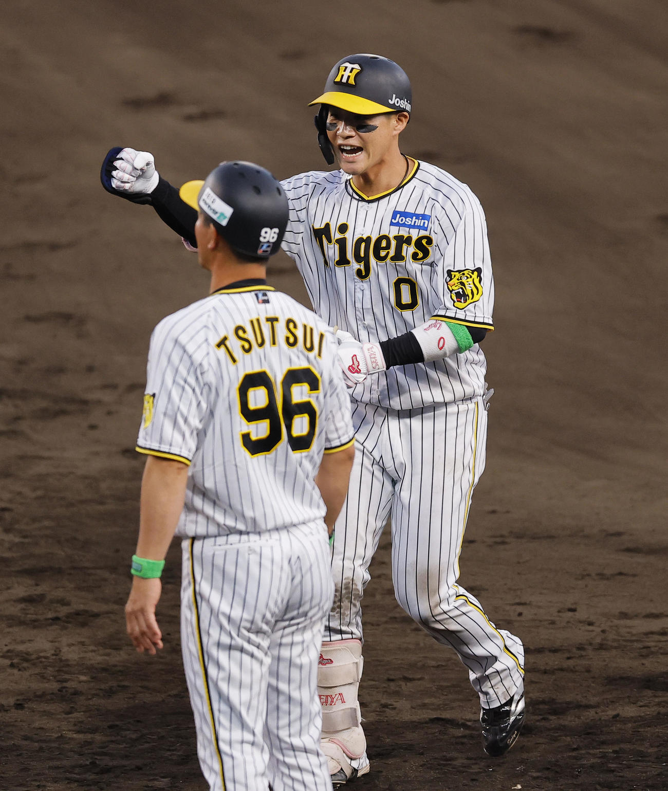 阪神対DeNA 9回裏阪神2死二、三塁、木浪は左前適時打を放ちガッツポーズ（撮影・藤尾明華）