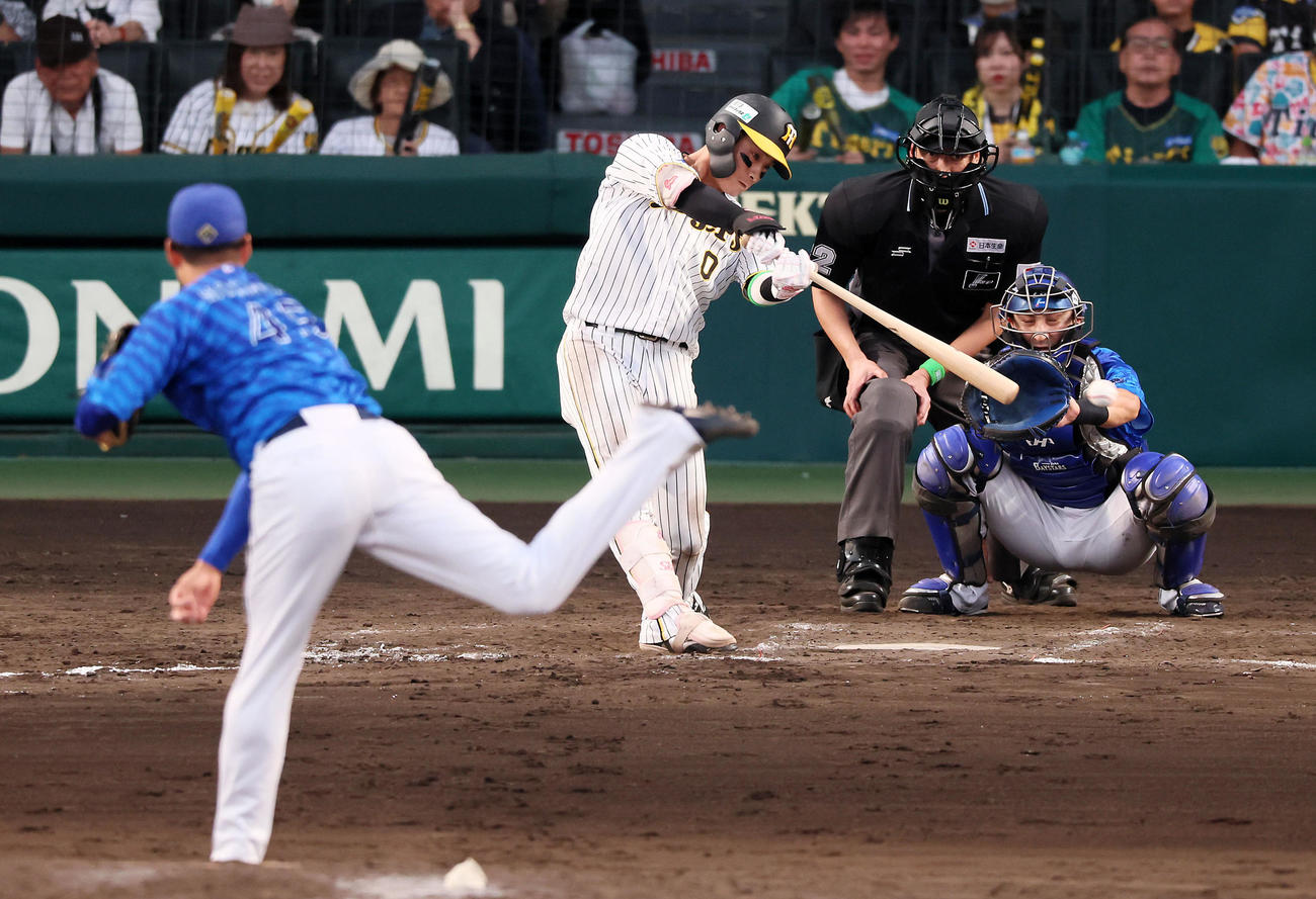 阪神対DeNA 9回裏阪神2死二、三塁、木浪は左前適時打を放つ。投手森原（撮影・加藤哉）