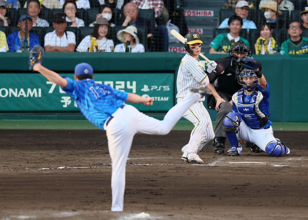 阪神対DeNA 8回裏阪神無死、四球を選ぶ木浪。投手伊勢（撮影・加藤哉）