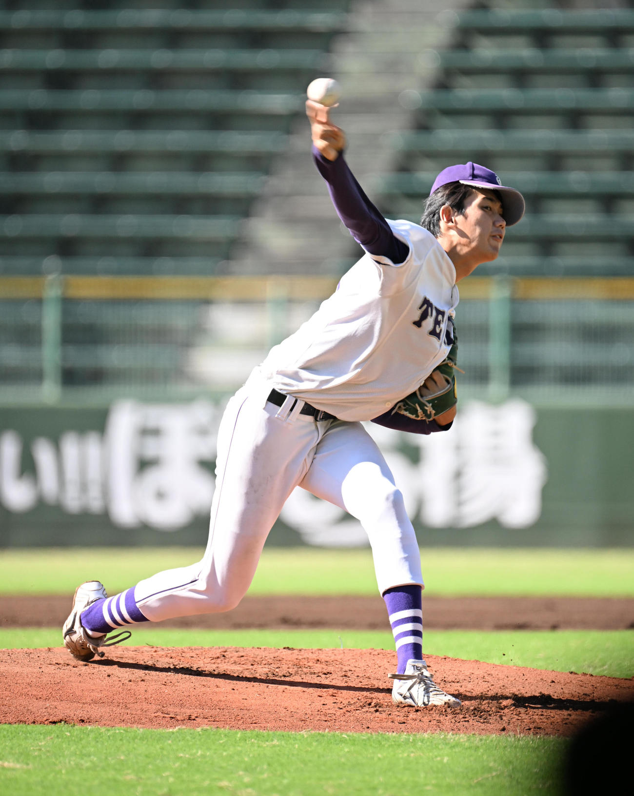 大産大対天理大　先発する天理大・的場（撮影・和賀正仁）