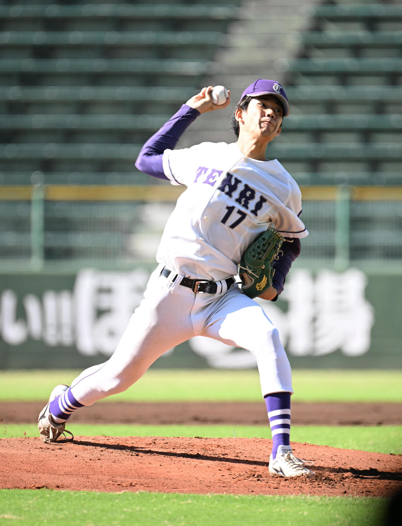 大産大対天理大　先発する天理大・的場（撮影・和賀正仁）