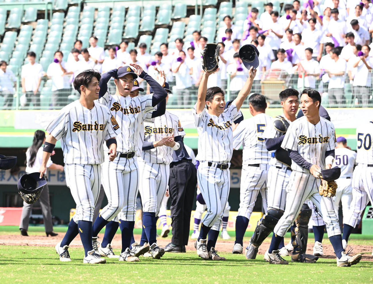 大産大対天理大　天理大に先勝し喜ぶ大産大の選手ら（撮影・和賀正仁）
