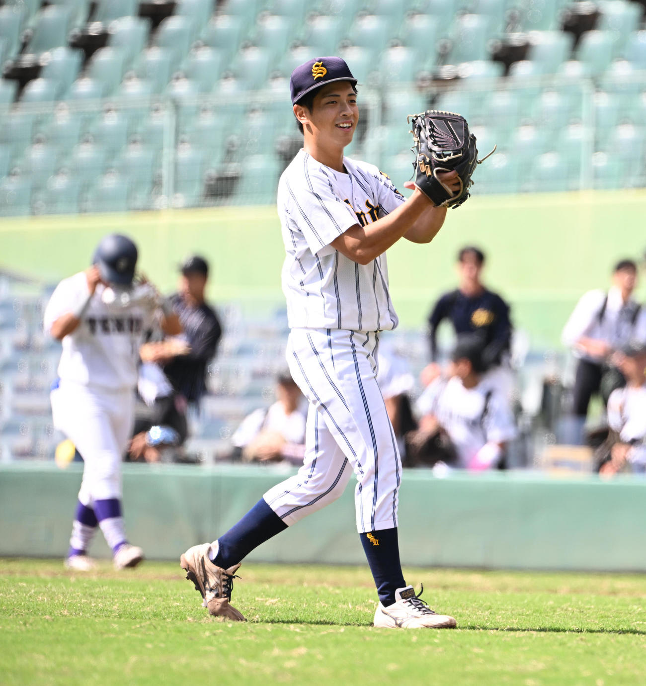 大産大対天理大　7回裏から好リリーフを見せた大産大・高橋は笑顔を見せる（撮影・和賀正仁）