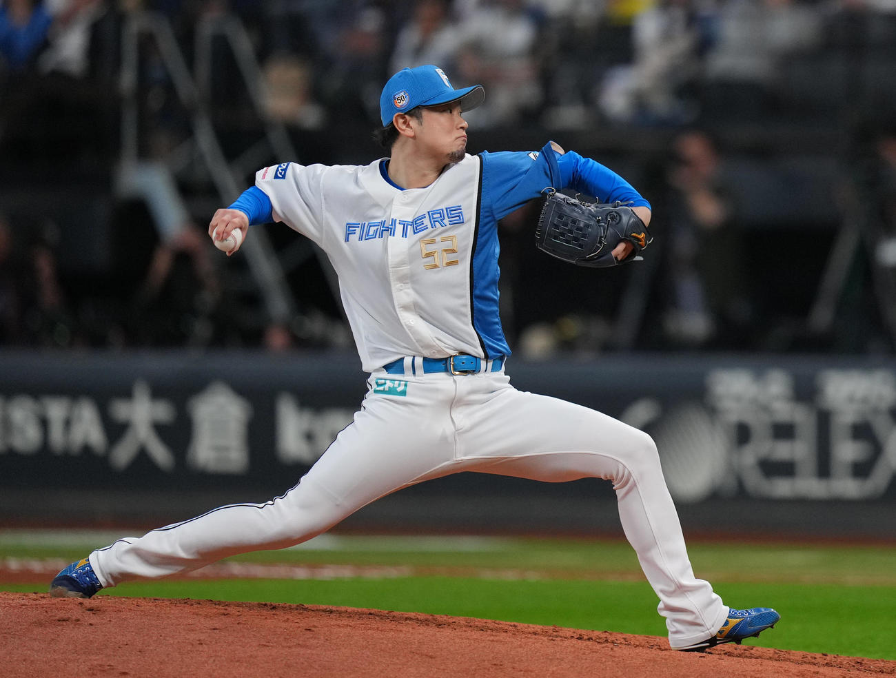 日本ハム対ロッテ　7回表途中から登板する日本ハム2番手の池田（撮影・狩俣裕三）
