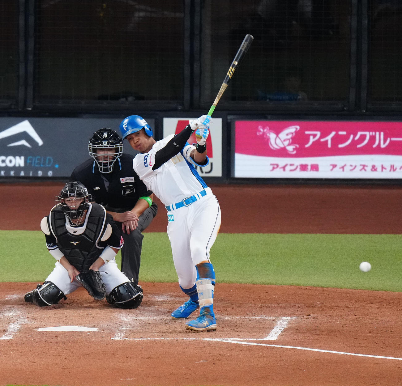 日本ハム対ロッテ　5回裏日本ハム無死、内野安打とする万波（撮影・江口和貴）