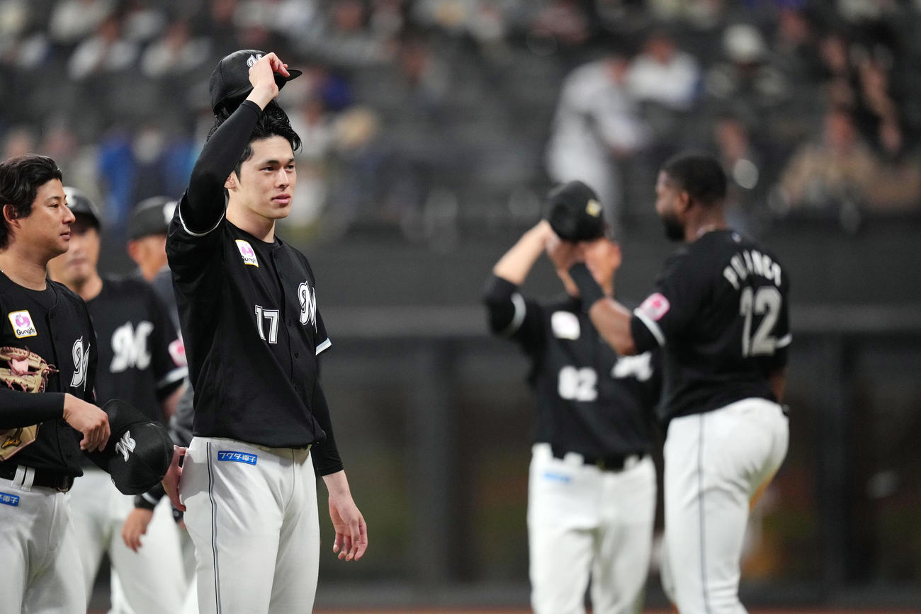 日本ハム対ロッテ　試合後、客席上段にいるロッテファンにあいさつする佐々木（撮影・狩俣裕三）