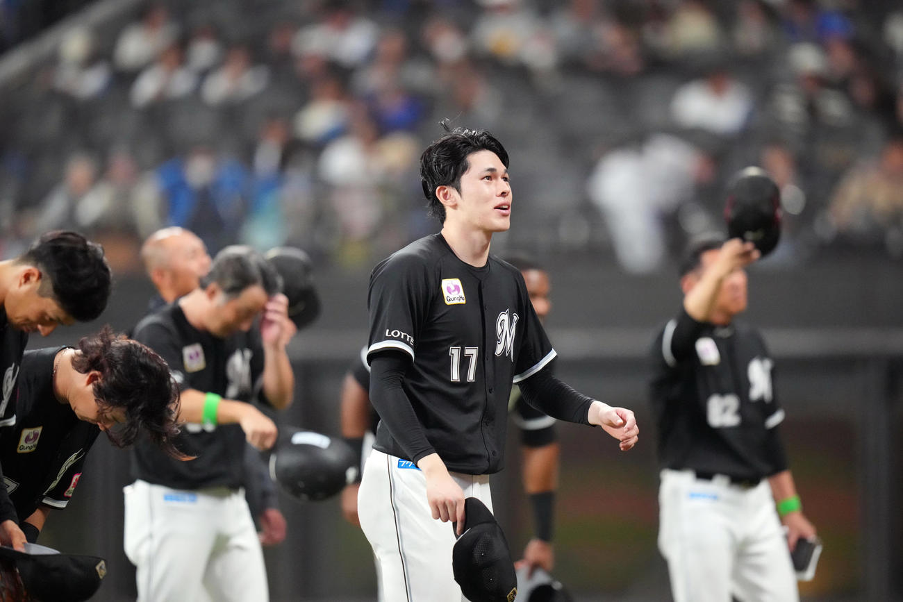 日本ハム対ロッテ　試合後、客席上段にいるロッテファンにあいさつする佐々木（撮影・狩俣裕三）