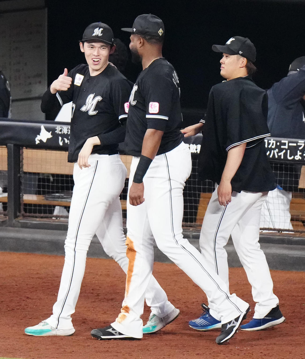 日本ハム対ロッテ　試合後、ロッテ・ポランコ（中央）にサムズアップポーズを見せる佐々木。右は鈴木（撮影・江口和貴）