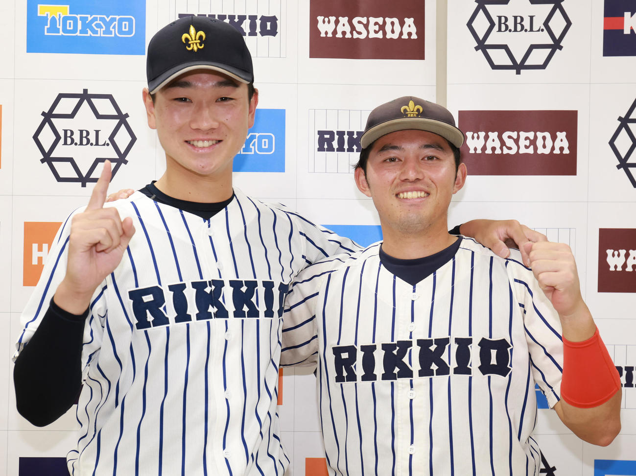 明大対立大　リーグ戦初処理の立大・森本光紀（左）と、逆転満塁本塁打の斎藤大智は、肩を組み笑顔（撮影・野上伸悟）