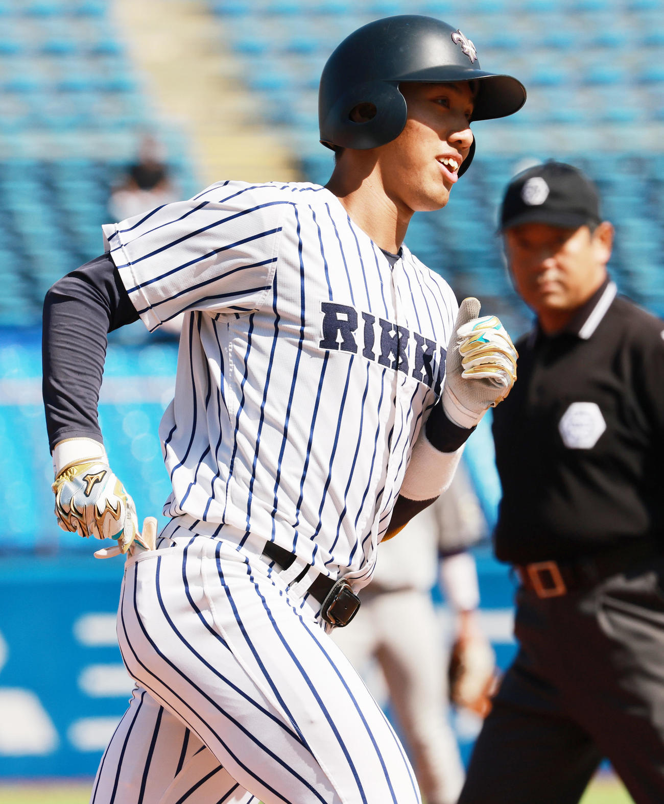 明大対立大　2回裏立大無死、右越え本塁打を放つ黄（撮影・野上伸悟）