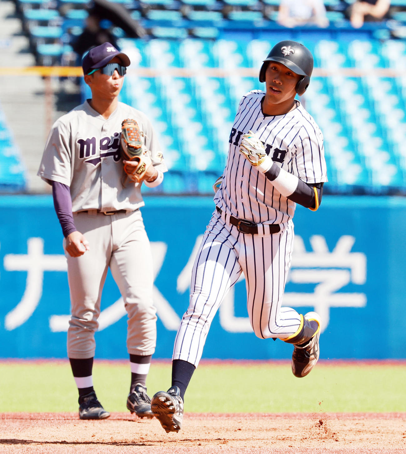 明大対立大　2回裏立大無死、右越え本塁打を放つ黄。後方は明大・宗山塁（撮影・野上伸悟