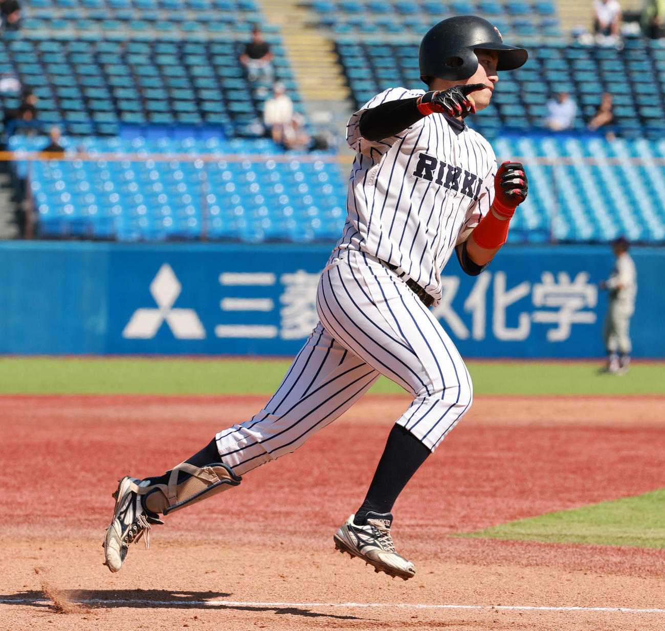 明大対立大　2回裏立大2死満塁、左越え満塁本塁打を放ち喜ぶ斎藤大（撮影・野上伸悟）