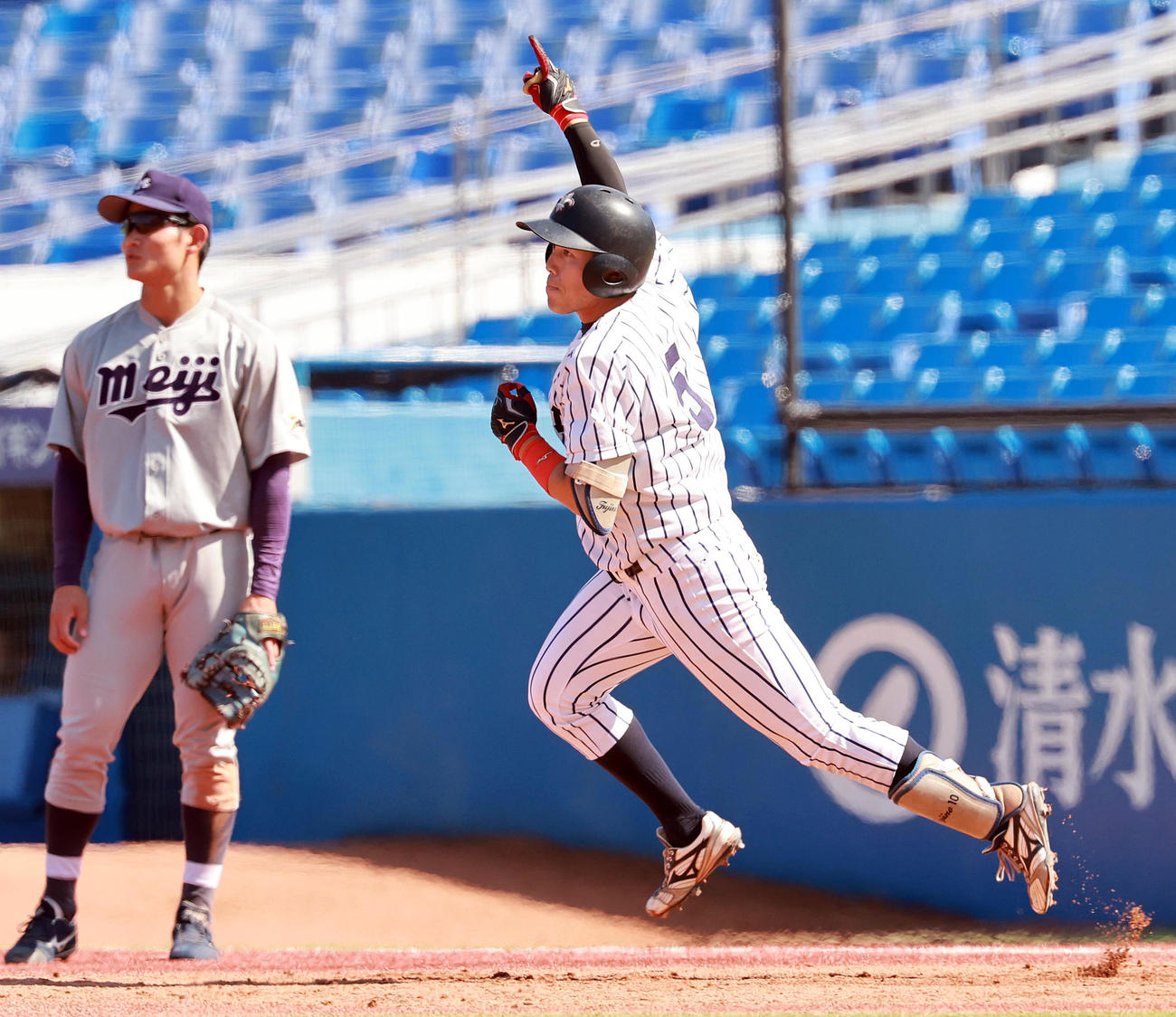 明大対立大　2回裏立大2死満塁、左越え満塁本塁打を放ち喜ぶ斎藤大（撮影・野上伸悟）