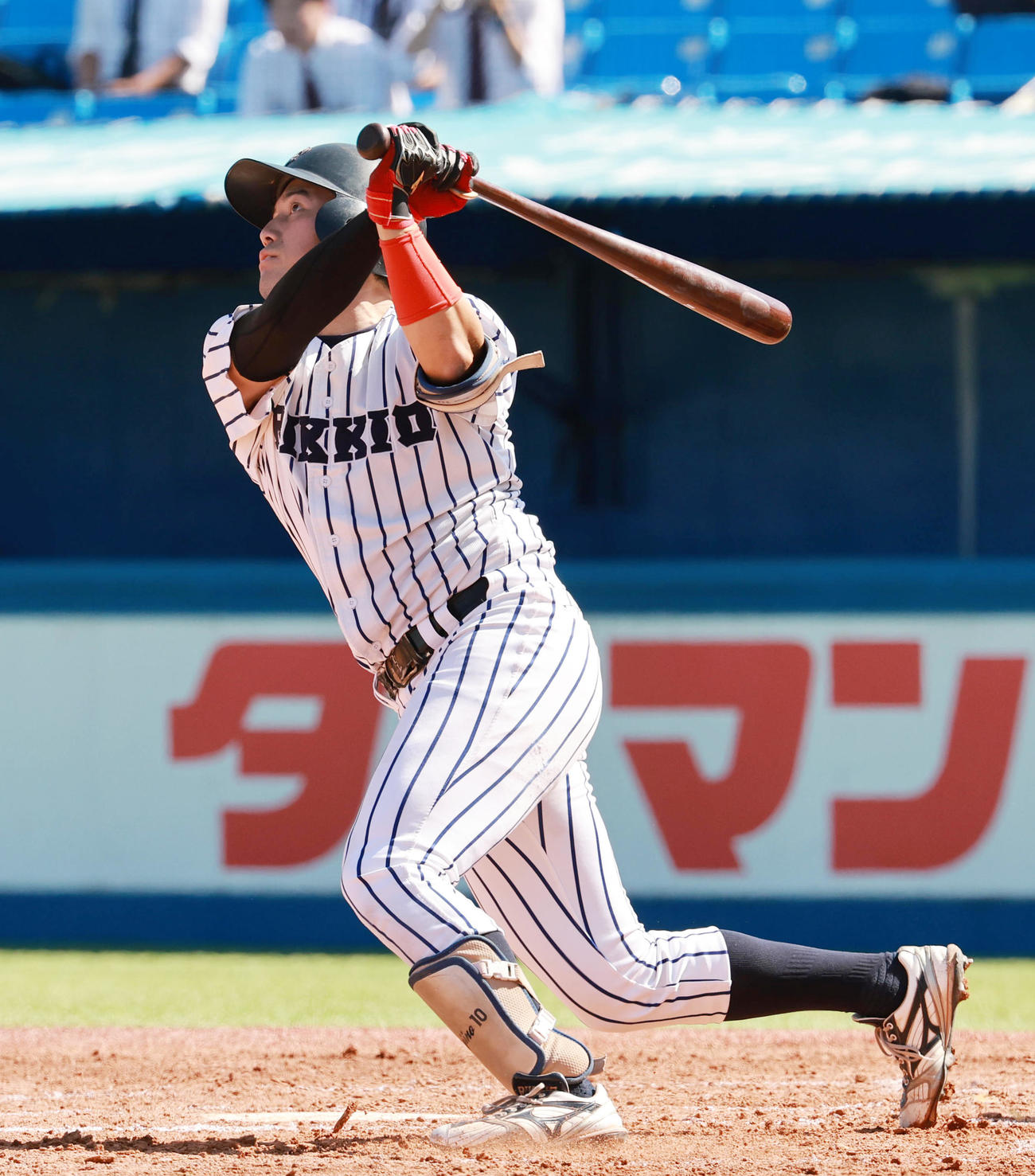 明大対立大　＝202回裏立大2死満塁、左越え満塁本塁打を放つ斎藤大（撮影・野上伸悟）