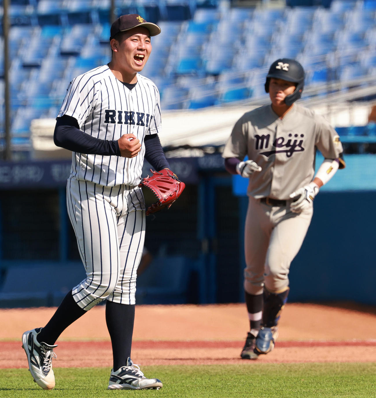 明大対立大　9回表を抑え勝利を喜ぶ立大・吉野（撮影・野上伸悟）