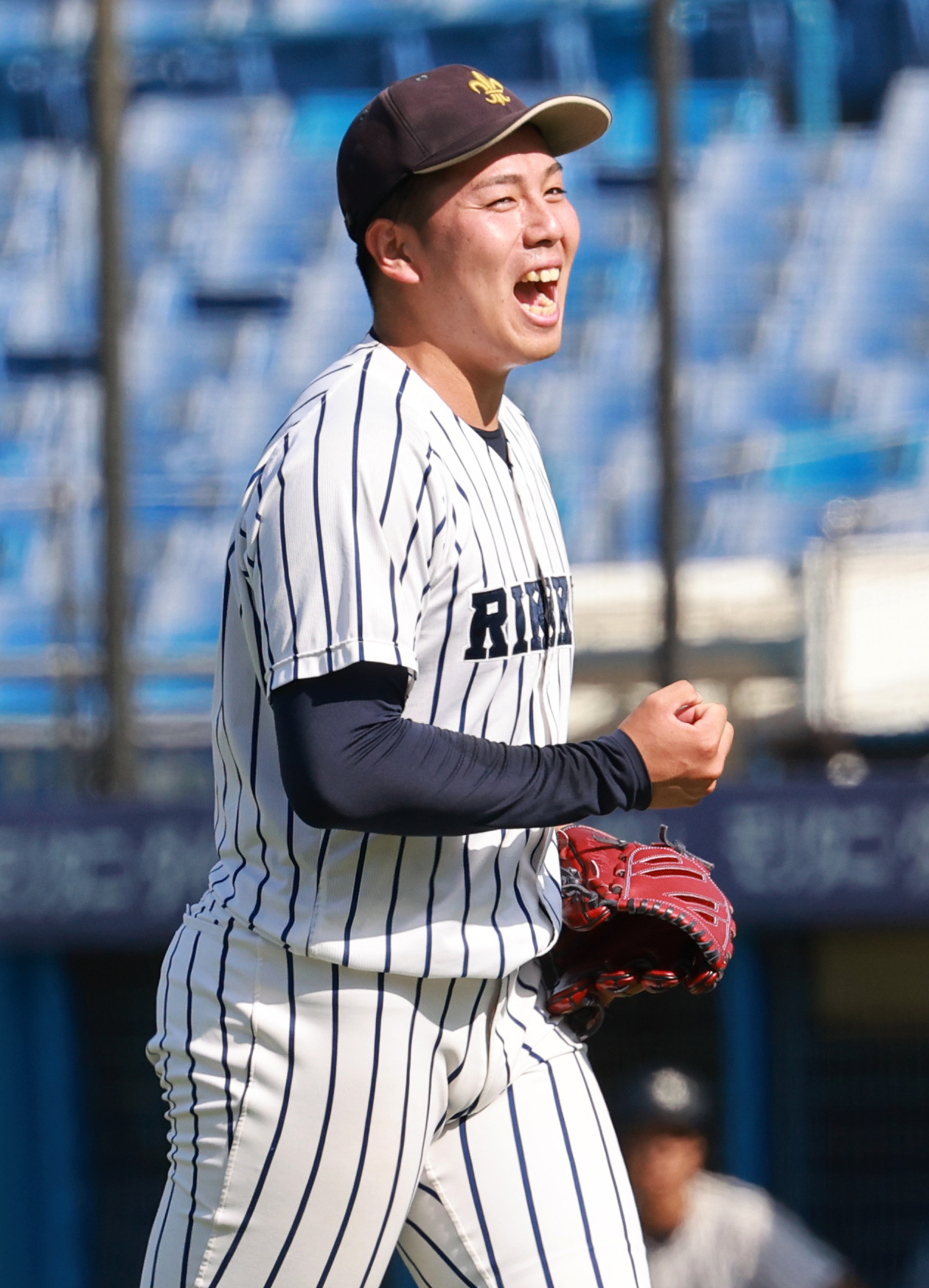 明大対立大　9回表を抑え勝利を喜ぶ立大・吉野（撮影・野上伸悟）