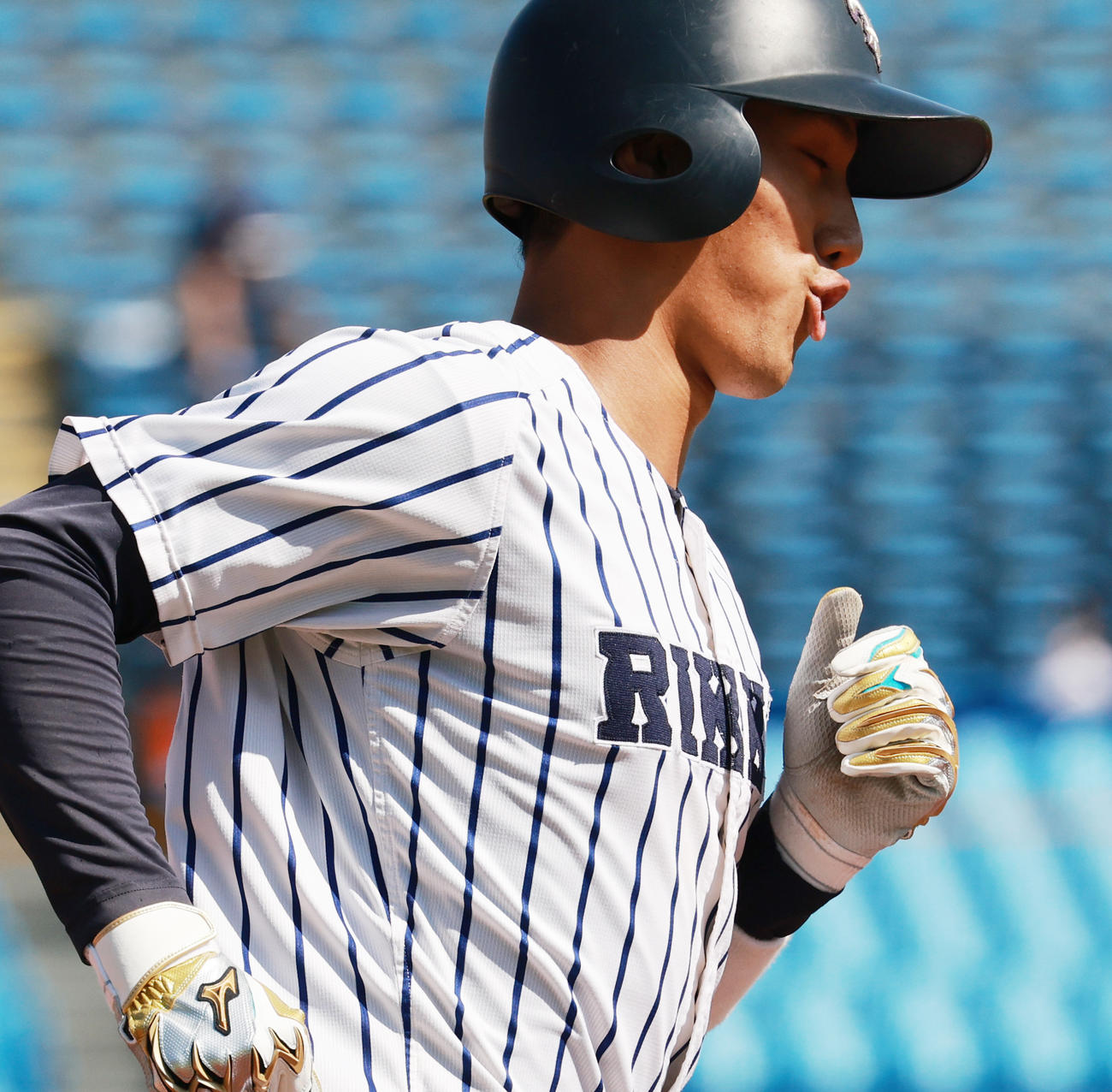 明大対立大　2回裏立大無死、右越え本塁打を放つ黄（撮影・野上伸悟）